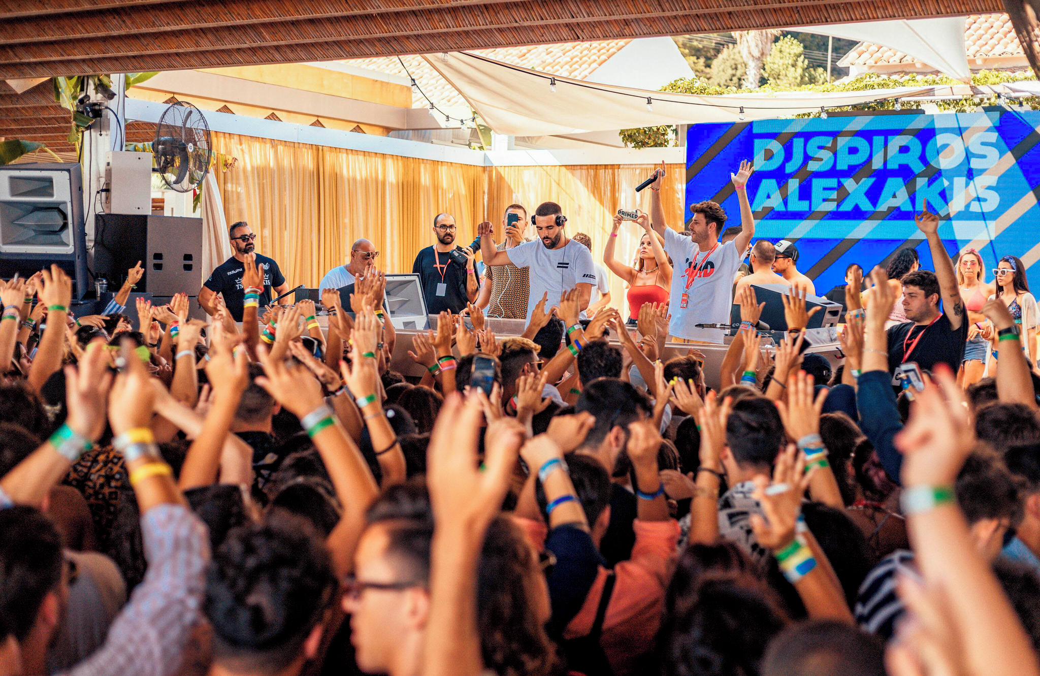 //www.jet2holidays.com/-/media/assets/product images - custom overview groups/cfu/get in the groove/cfu_88080_cabo_corfu_0125_06_689x448.jpg